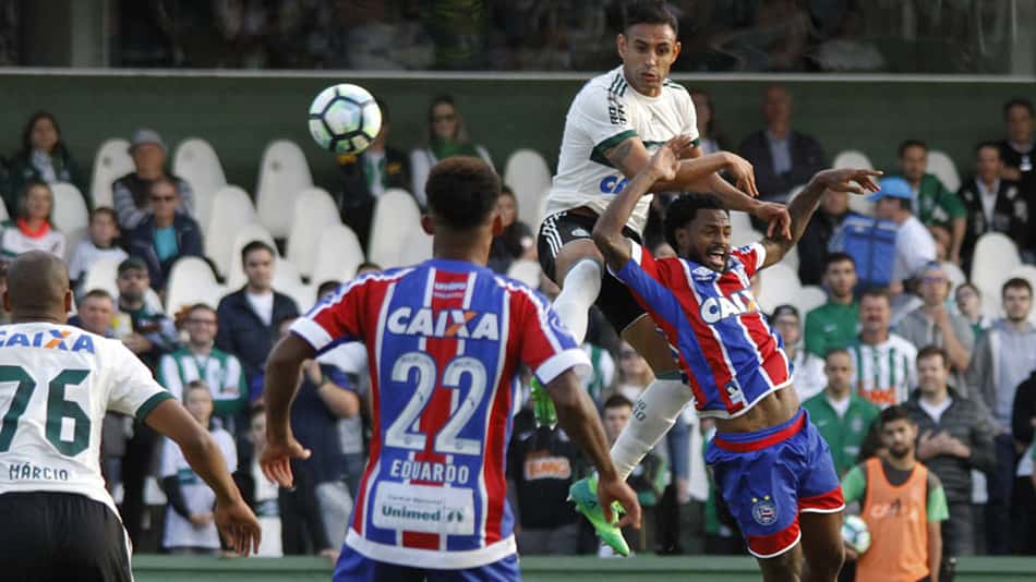 Coritiba e Bahia empatam em jogo com cusparadas no Couto Pereira