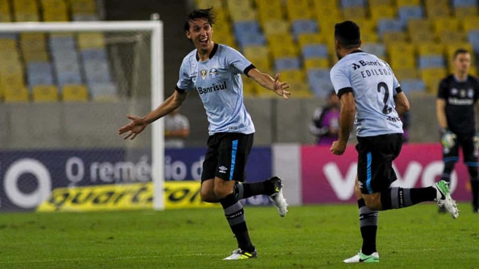 Edílson e Luan comemoram gols de falta e consequente vitória do Grêmio sobre o Fluminense