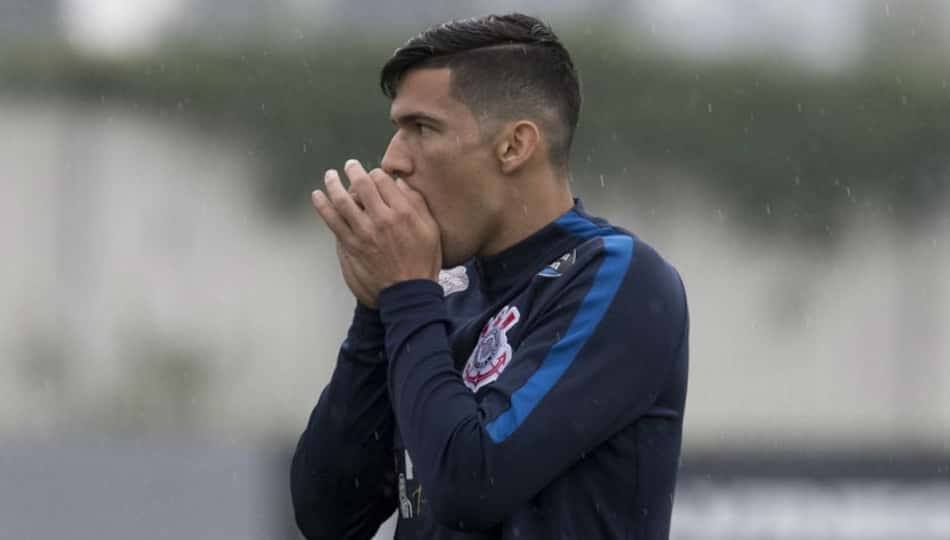 Balbuena minimiza desfalque de Jô no Timão: 'Nem ele é indispensável'