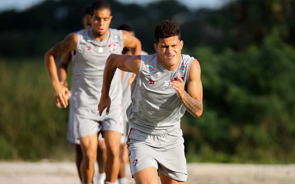 Mascarenhas treina forte no CT Pedro Antonio e deve ganhar primeira chance da carreira no Fla-Flu