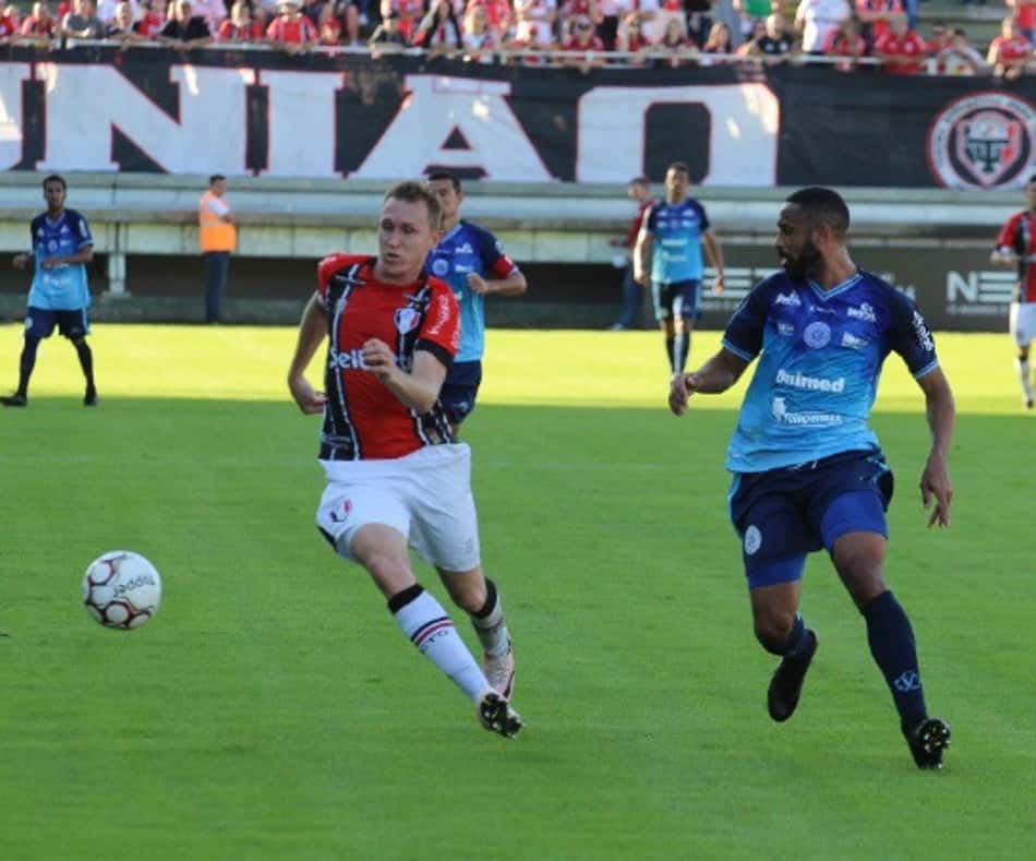 Série C: Joinville sai na frente, mas sofre pressão no fim e cede empate