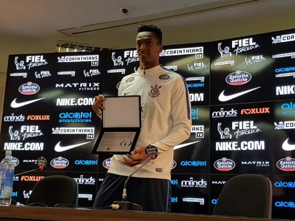 Jô reclama de jogo às 11h e sugere uso de vídeo aos árbitros no Brasil