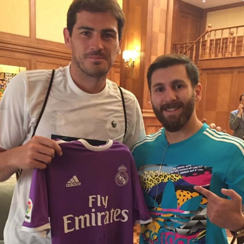 Casillas é surpreendido por "Messi" em entrevista