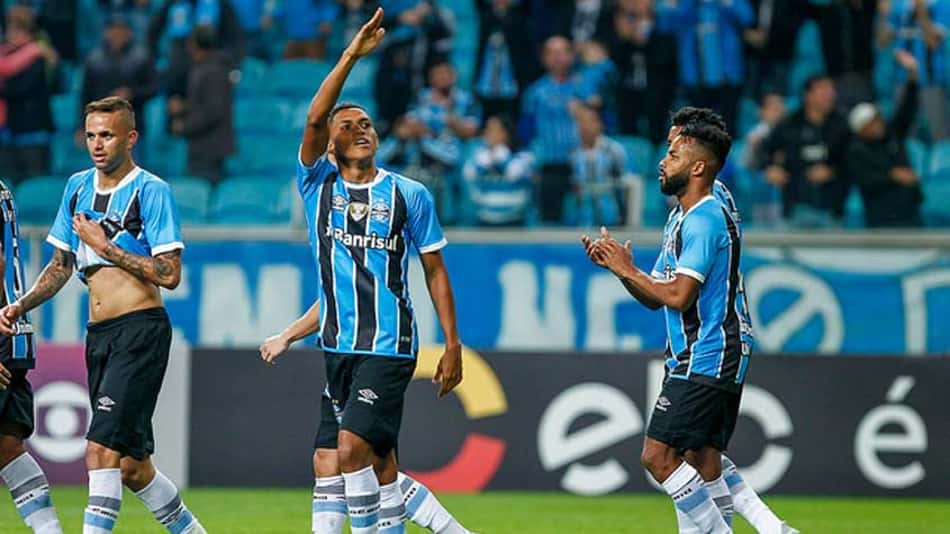 Grêmio bate o Coritiba e segue colado no Corinthians antes de 'final'
