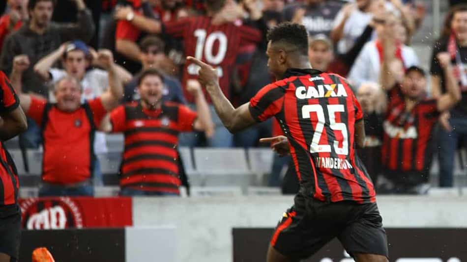 De virada, Atlético-PR goleia Vitória e alcança quarta vitória seguida na Série A