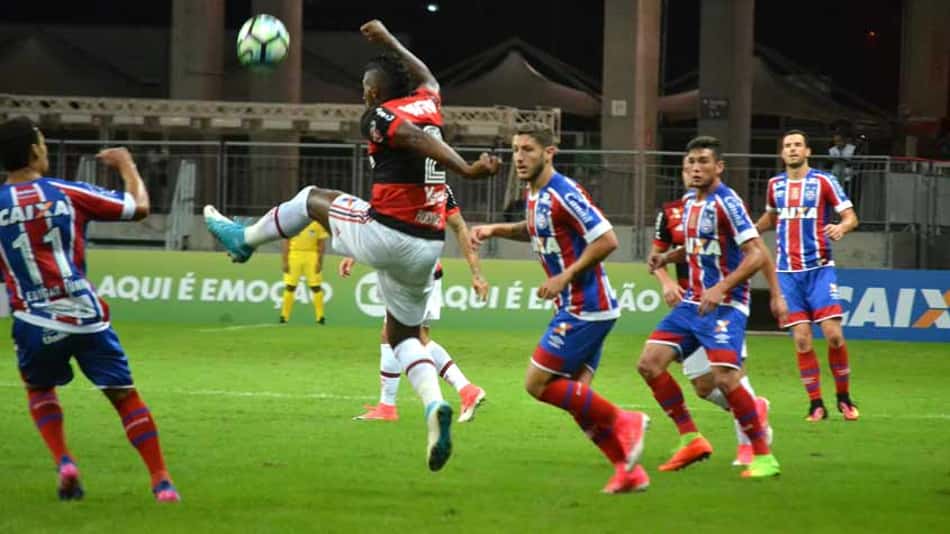 Com gol de Berrío, Flamengo vence o Bahia e chega ao G4 do Brasileiro