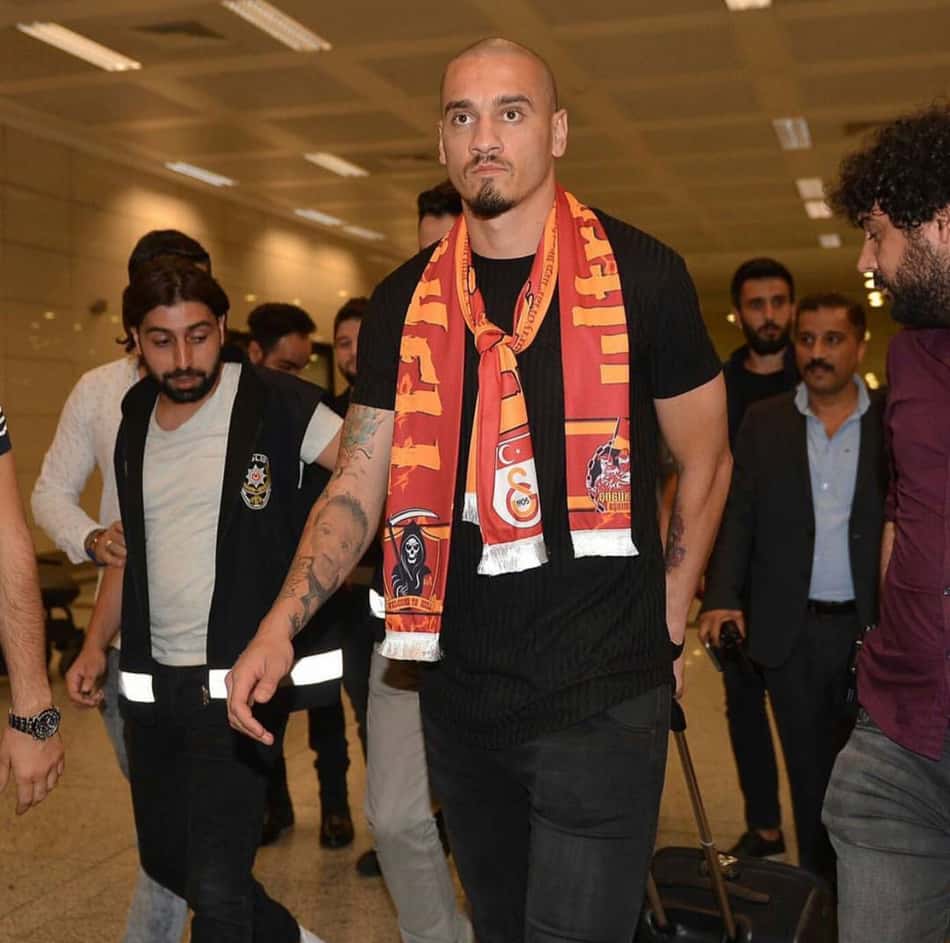 Maicon desembarca na Turquia e é recebido por multidão de torcedores