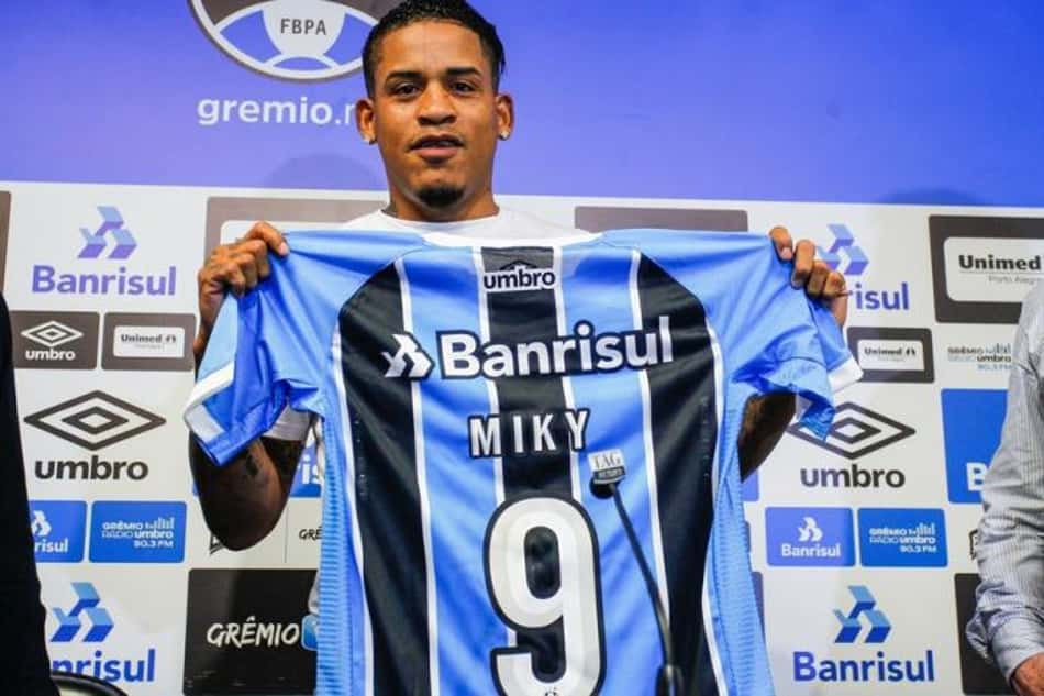 Bom de bola parada e conversa com Bolanõs: Arroyo chega ao Grêmio