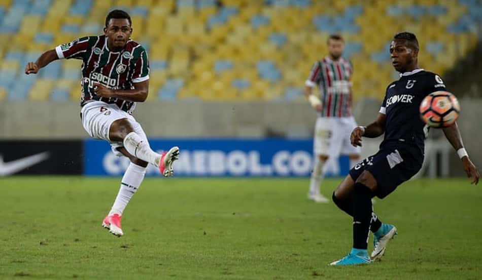 Wendel arrisca bomba de fora da área... 