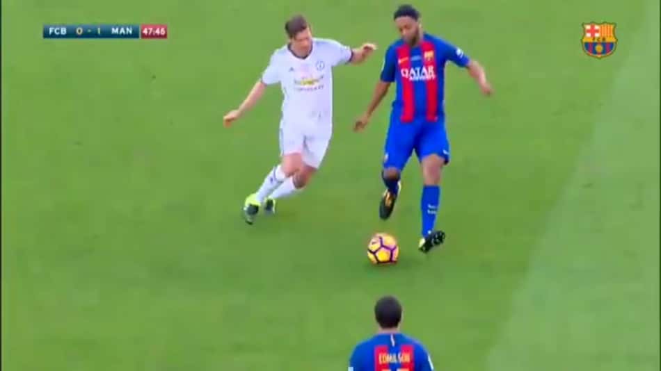VÍDEO: Ronaldinho Gaúcho humilha adversário com caneta em amistoso do Barcelona