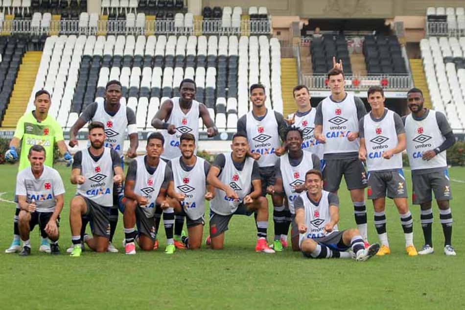 Com churrasco como prêmio, Vasco faz recreativo antes de viagem