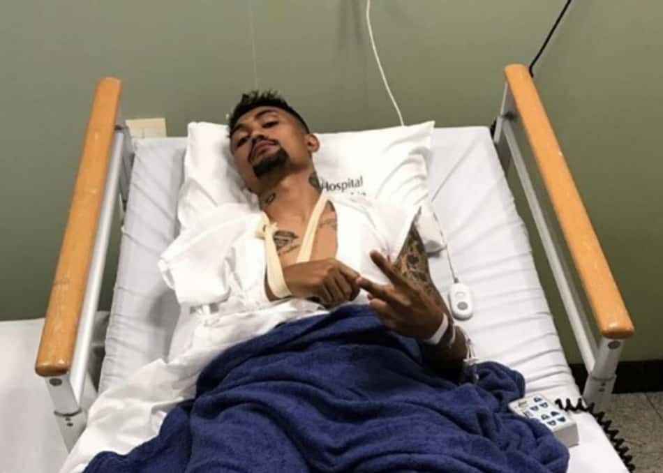 Kieza passa por cirurgia no ombro após se lesionar no clássico Ba-Vi