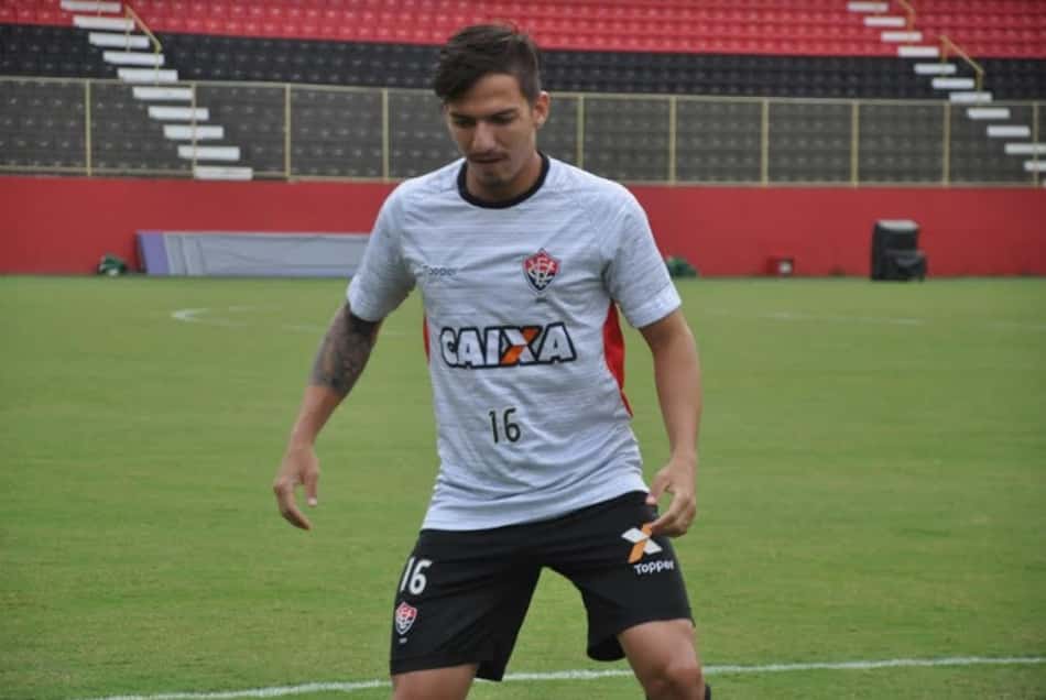 Lateral do Vitória espera resultado positivo contra o Atlético-GO
