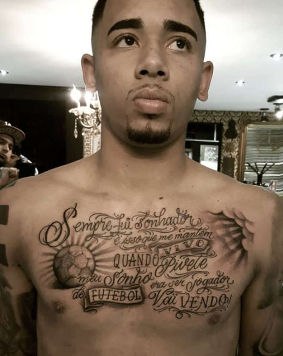 Gabriel Jesus faz tatuagem com música do Racionais Mc's no peito
