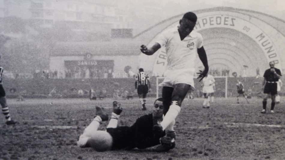 Pelé, 81 anos: camisa 10 do Santos, primeira equipe brasileira a conquistar a Copa Libertadores