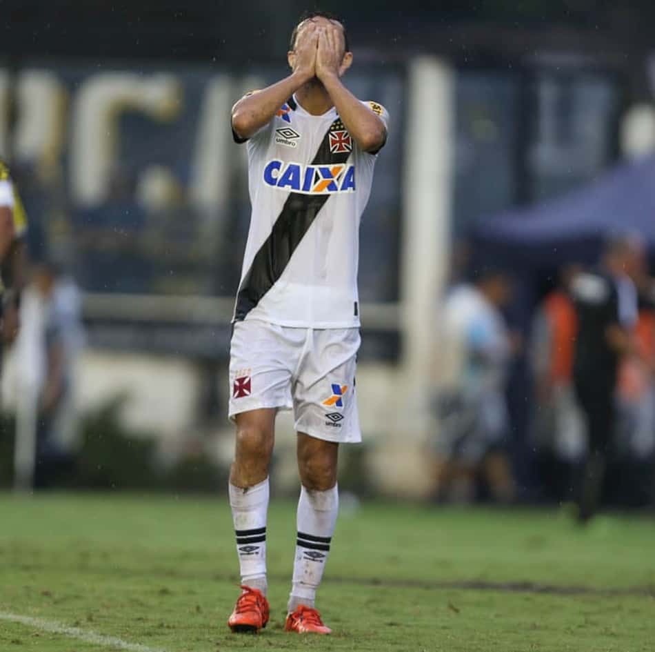 Desde que a Série A começou a ser por pontos corridos, em 2003, 17 clubes viveram a tristeza de cair mais de uma vez. Vitória, Coritiba, Sport e Avaí, que lutam contra o Z4 neste ano, estão na lista. Veja os times que mais vezes caíram desde 2003:&nbsp;Vasco - três vezes (2008, 2013 e 2015 [foto])