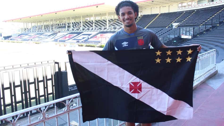 Vendido ao City, Douglas se despede do Vasco: 'Serei eternamente grato'