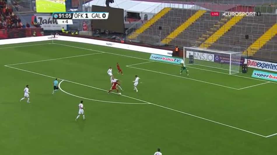 VÍDEO: Ex-zagueiro do São Paulo é 'colocado para dançar' em estreia no Galatasaray