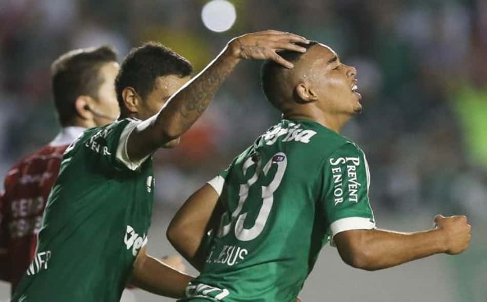 Gabriel Jesus comemora primeiro gol como profissional