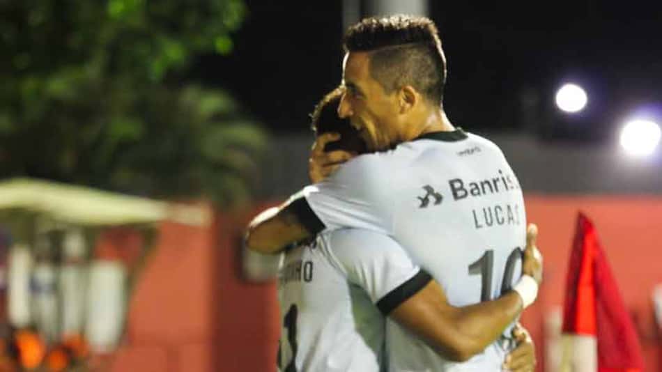 Grêmio bate o Vitória no Barradão e continua na caça ao líder Corinthians