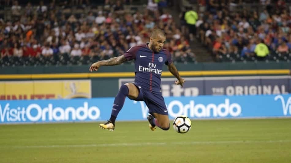 Daniel Alves sobre Neymar: "Falo com ele todos os dias, mas não sobre futebol"