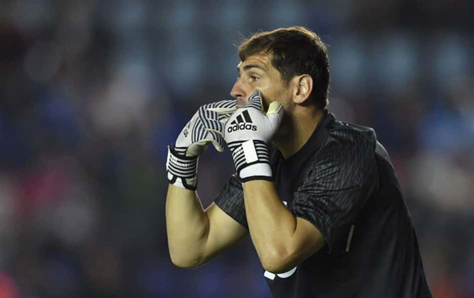 Porto - O experiente Iker Casillas não é responsável por balançar as redes, mas, sim, evitá-las na sua. Renovou e o líder do elenco portista