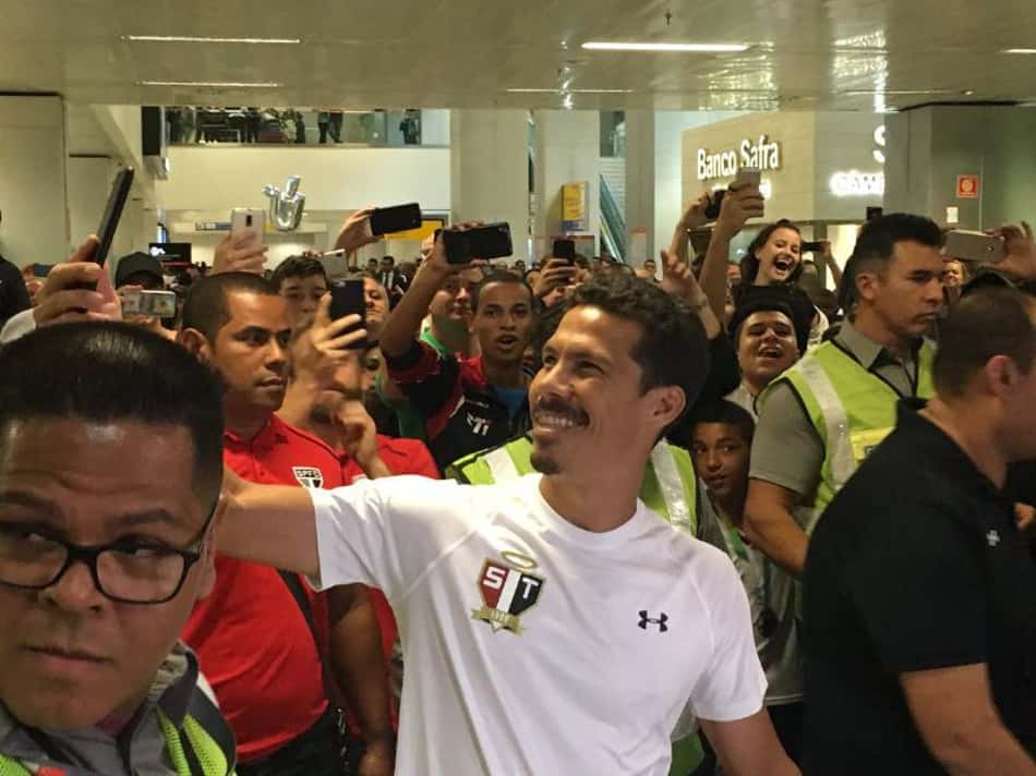 Hernanes faz selfie em sua chegada ao aeroporto de Cumbica em Guarulhos 