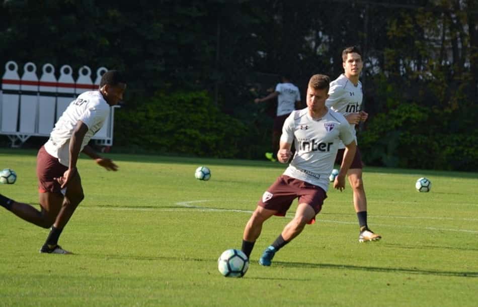 Lucas Fernandes treina bem e quer vagas dos suspensos no São Paulo