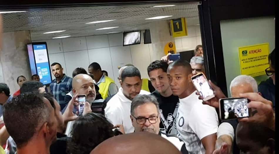 Nos braços dos vascaínos: Anderson Martins chega ao Rio com festa
