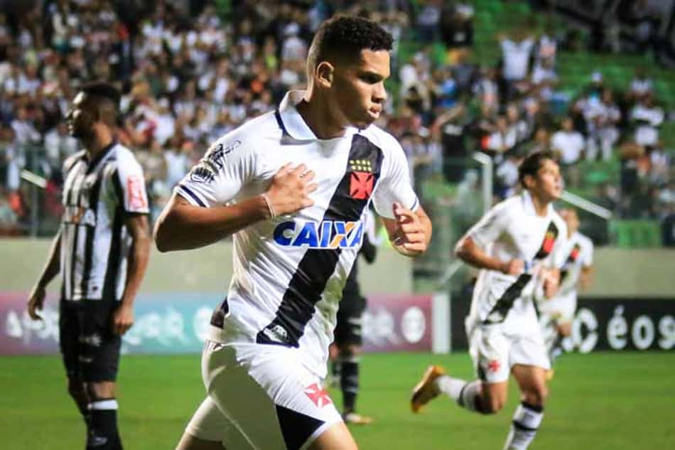 PSG busca outra joia brasileira e marca reunião por Paulinho, do Vasco