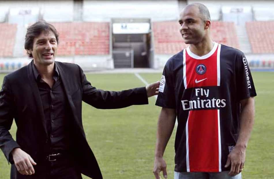 O zagueiro Alex Costa foi bicampeão francês pelo PSG em 2013 e 2014