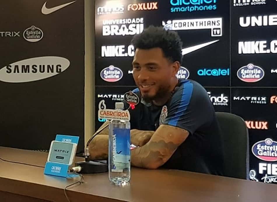 Kazim brinca em coletiva, elogia Jô e busca fazer história no Corinthians