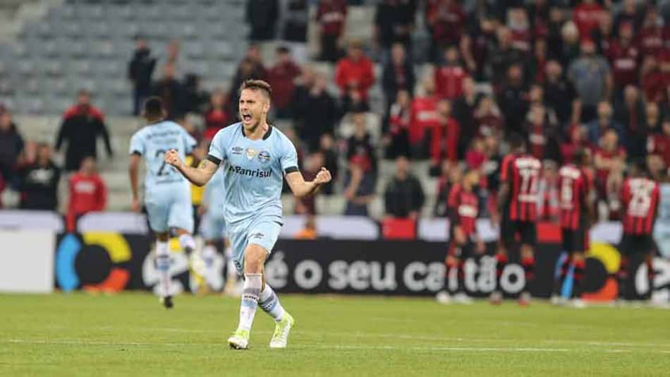 'Viramos a partida com tranquilidade', diz Everton, do Grêmio