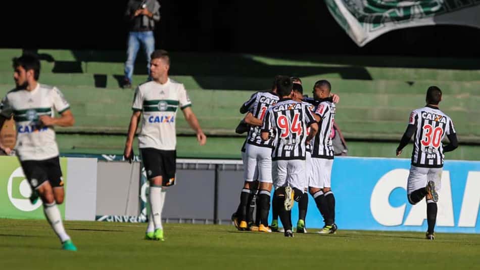 Com arbitragem polêmica, Atlético-MG joga bem e supera o Coritiba
