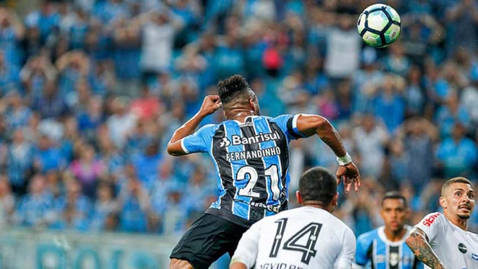 Geromel lamenta chances perdidas pela equipe na partida com o Santos