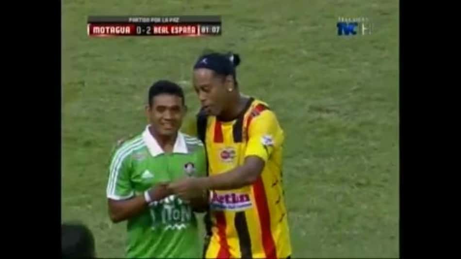 VÍDEO: Ronaldinho Gaúcho dá show de passes e sai ovacionado em amistoso em Honduras