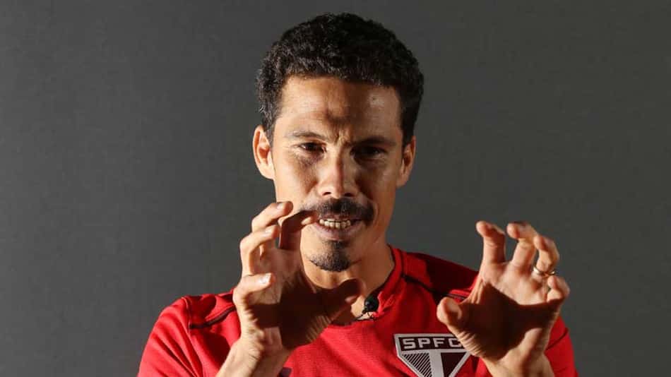 Hernanes reencontra público e algoz da despedida em retorno ao Morumbi