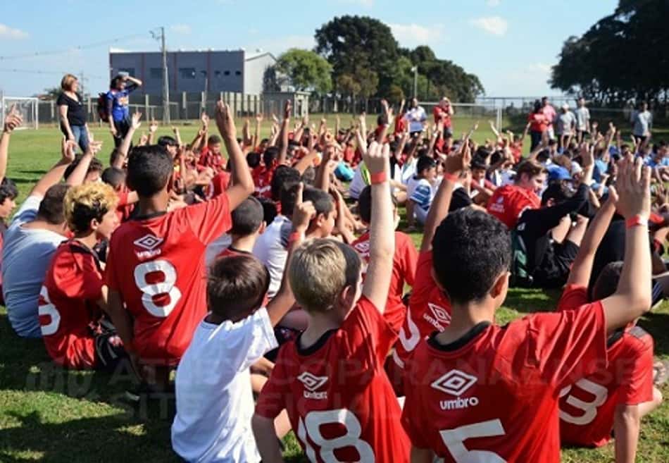 Atlético-PR promove ação social e doa pares de chuteiras a jovens