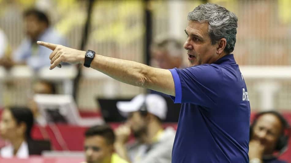 José Roberto Guimarães é suspenso por três jogos