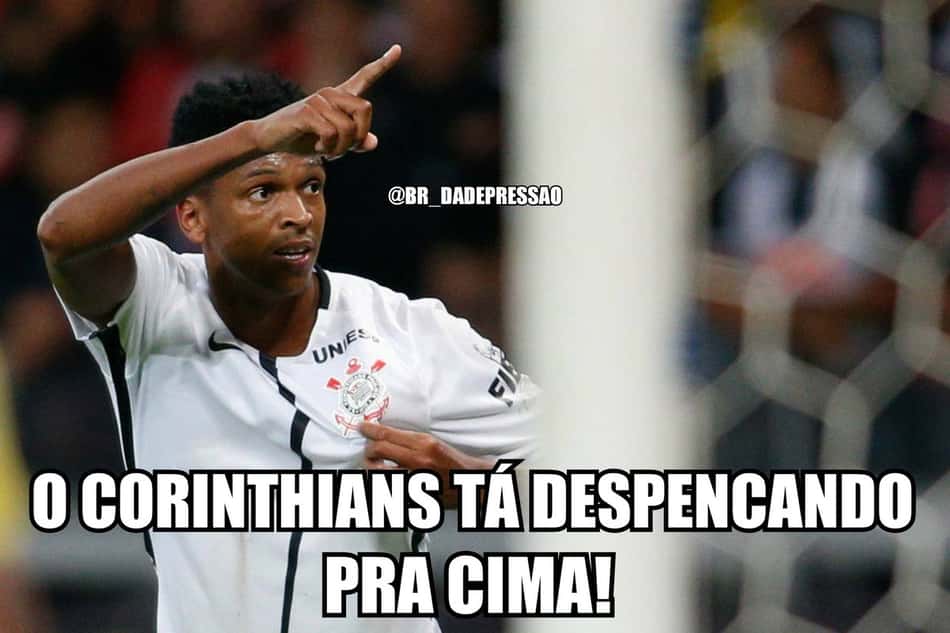 Torcedores do Corinthians tiram onda após vitória sobre o Atlético-MG