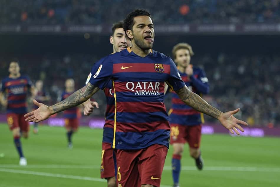 Daniel Alves volta ao Camp Nou para acompanhar vitória do Barcelona: 'Sinto falta'
