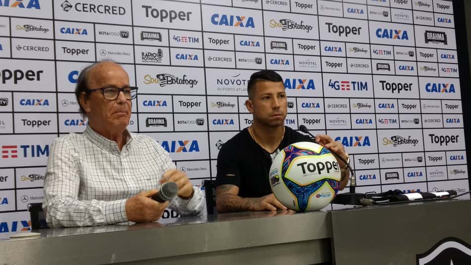 Por que não ele? Entenda o que dificulta a vida de Valencia no Bota