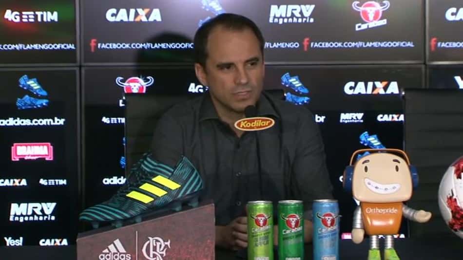 Diretor do Flamengo elogia elenco, mas diz que segue atento ao mercado