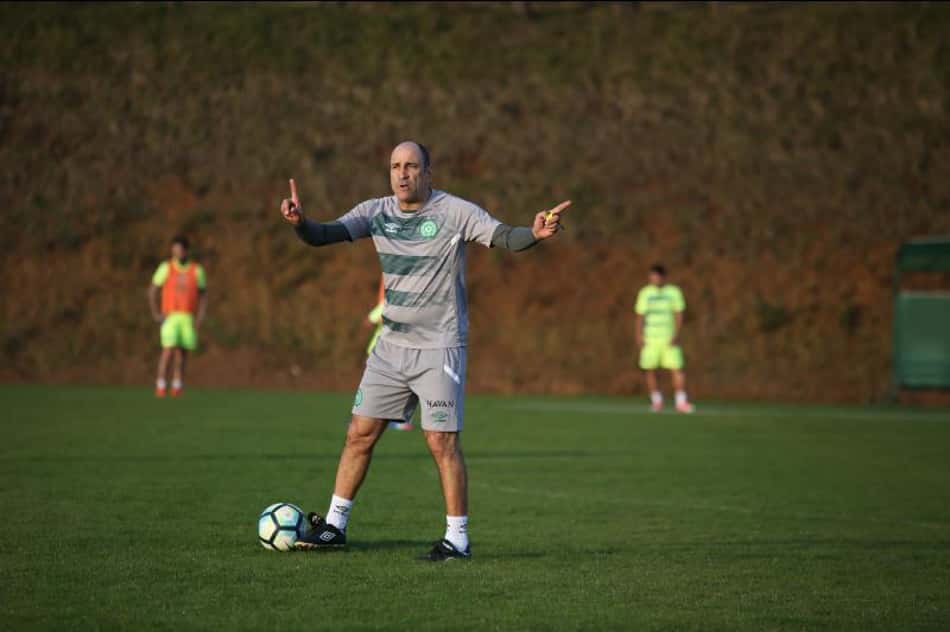 Chapecoense anuncia a demissão do técnico Vinícius Eutrópio