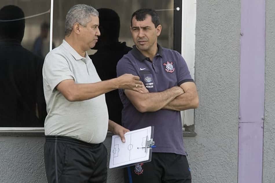 Alfinete com Fábio Carille em treino do Corinthians