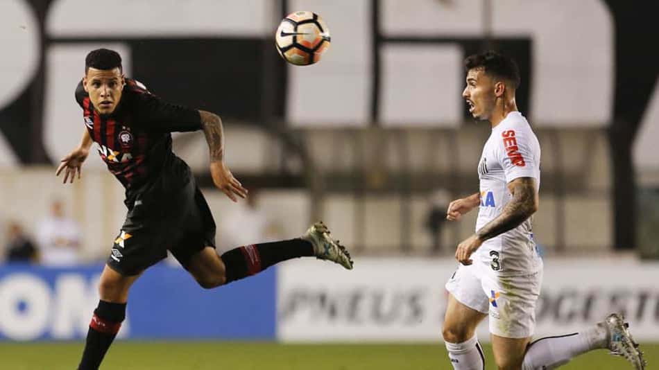 "Mostramos que somos grandes", avalia técnico do Atlético-PR após eliminação