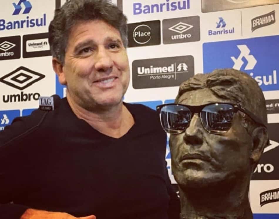 Renato recebe busto de presente e brinca: 'Estão fazendo aos poucos'