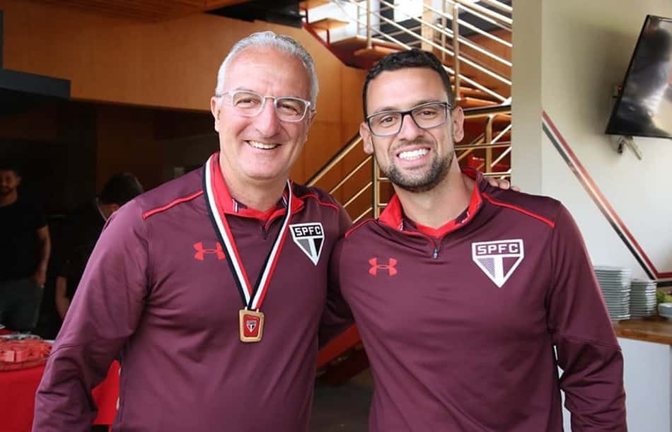Familiares distribuem medalhas antes de concentração no São Paulo