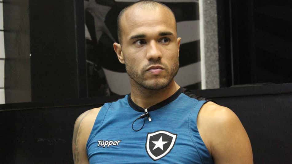 Roger concedeu entrevista exclusiva ao Lance! Veja uma galeria de fotos na sequência da temporada do jogador