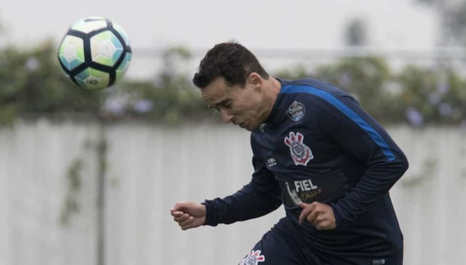 Jadson treina sem restrições e deve reforçar Corinthians: 'Estou zerado'